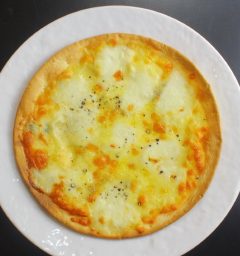チーズ薄焼きピザ
